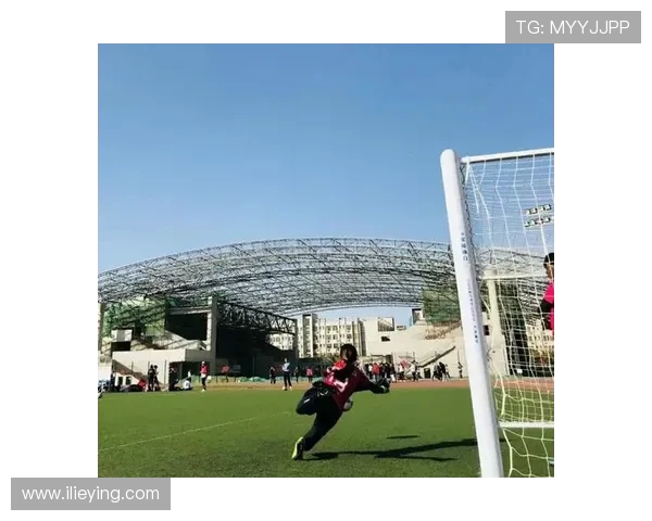 杨娜独家揭秘足球技巧与心得分享助你提升球技的秘诀 杨娜独家揭秘足球技巧与心得分享助你提升球技的秘诀